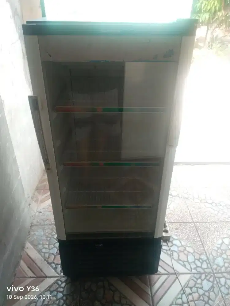 Di jual cepat showcase merk sanken plus antar