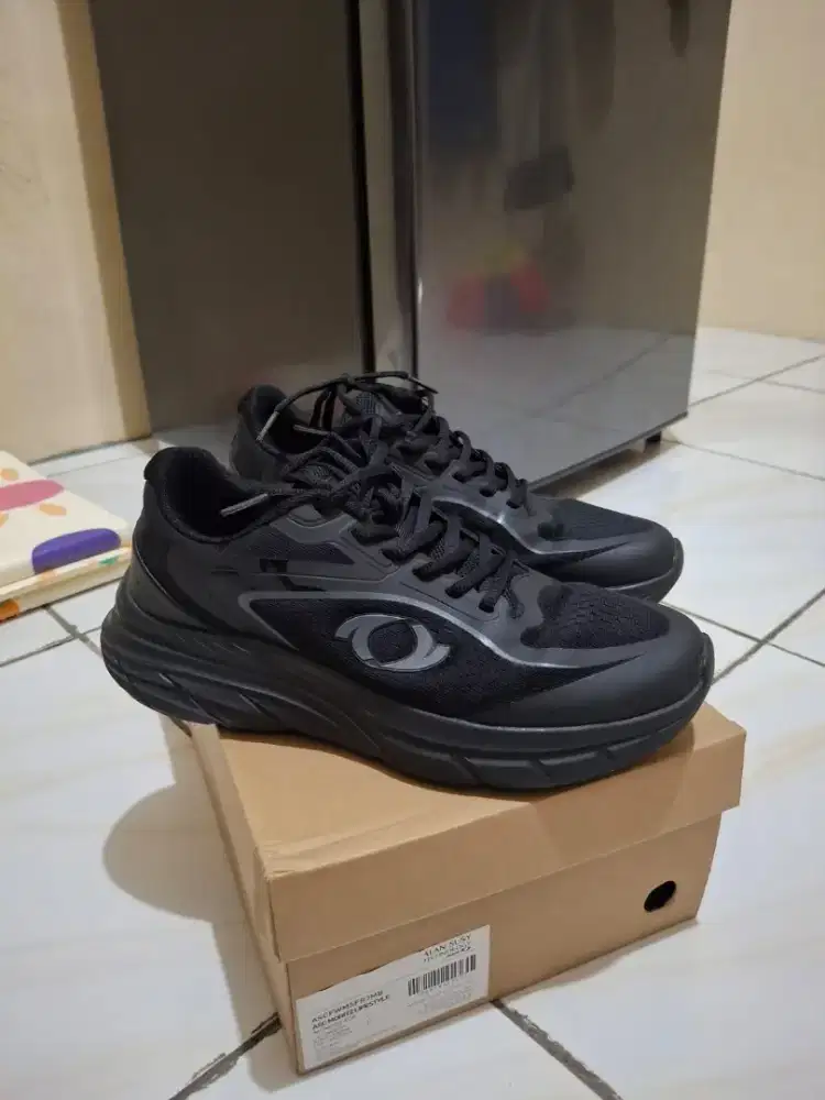 Sepatu full hitam pria astec