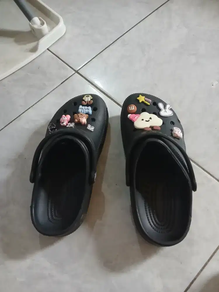 Sendal crocs hitam