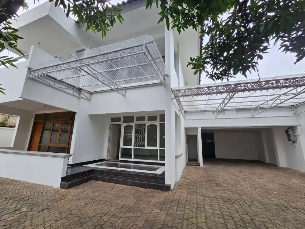 RUMAH 2 LANTAI PANGLIMA POLIM JAKARTA SELATAN COCOK UNTUK HUNIAN USAHA  ATAU KANTOR LOKASI STRATEGIS PARKIR LUAS