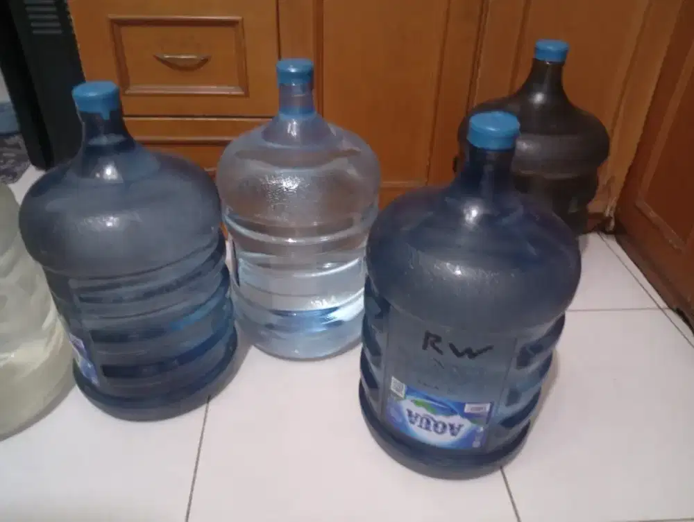 Galon kosongan merk Aqua asli bisa untuk isi ulang