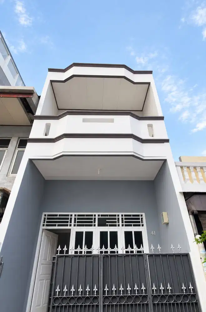 DISEWA RUMAH 2 + 1/4 LANTAI DI PADEMANGAN, Jakarta Utara