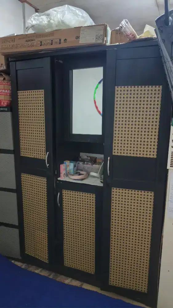 Lemari 3 pintu Hitam
