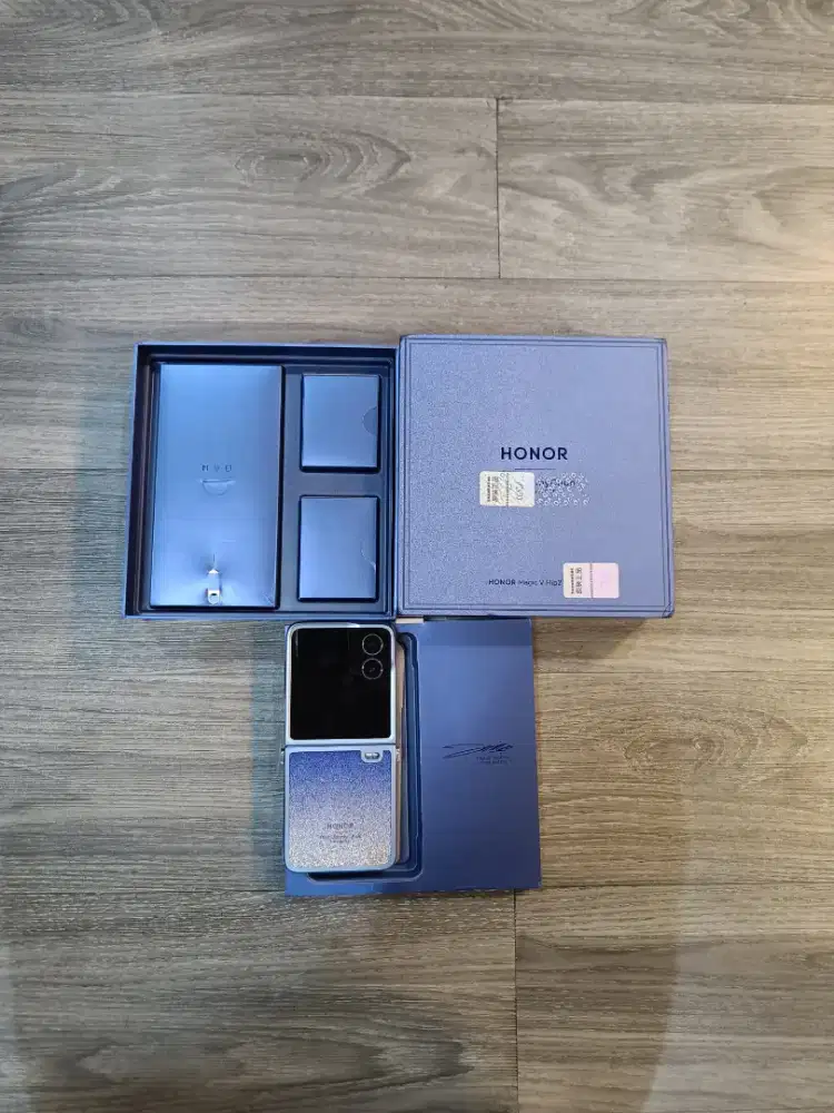 Honor magic v flip 2 blue 1 TB internal like new hp second