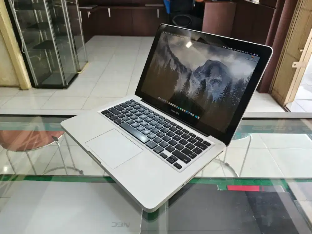 Macbook Pro 13-inc Intel Core i5 
RAM 8GB DDR4