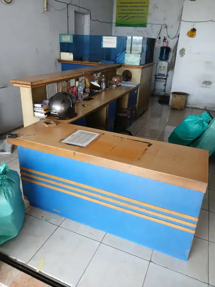 Konter meja kayu bekas kantor koperasi