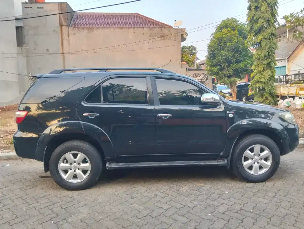 Fortuner hitam 2009