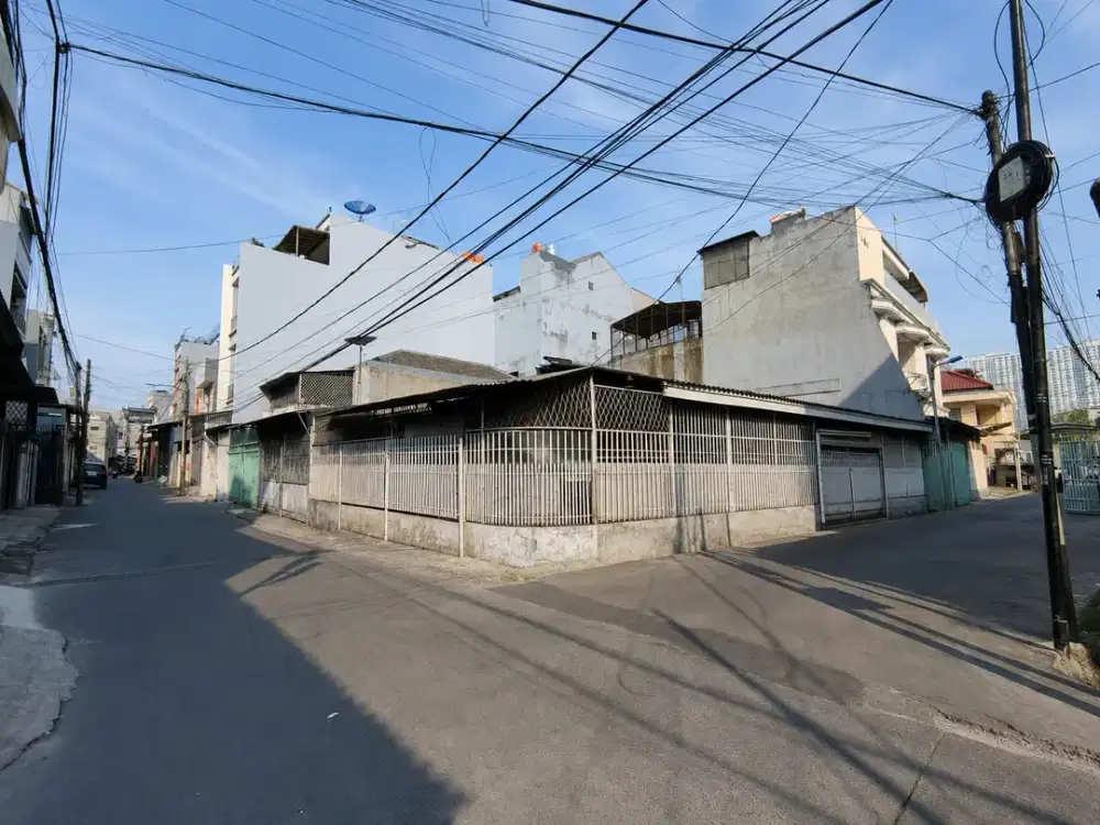 DIJUAL Rumah dengan Posisi Hoek yang Membutuhkan Renovasi dengan Wilayah yang Strategis di Komplek Angke Jaya, Jakarta Barat
