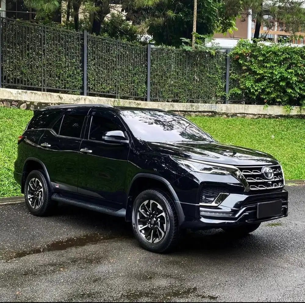 Toyota Fortuner 2.8 GR Sport Diesel AT Hitam