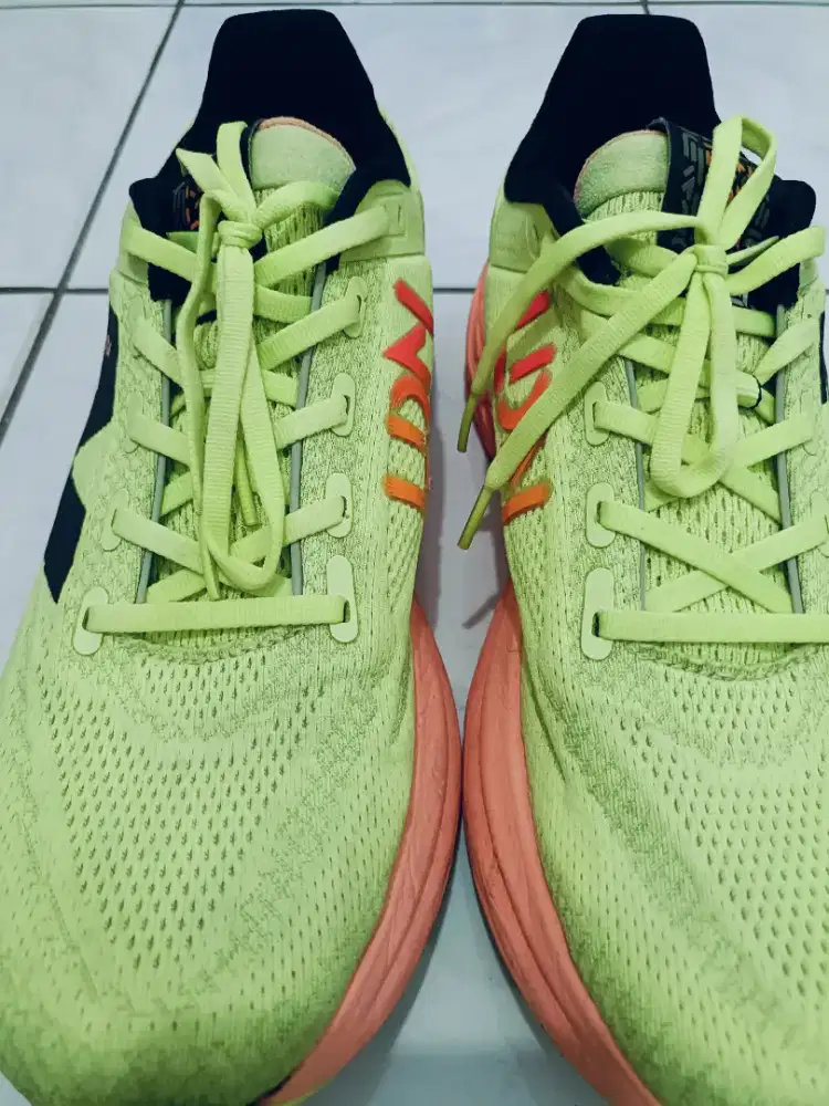 Sepatu running New Balance LDN 1080