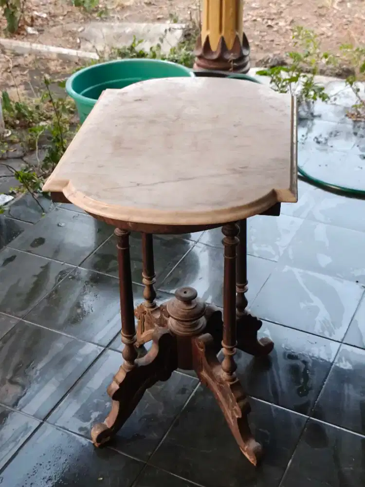 Meja Marmer kuno, 100 tahun lebih
