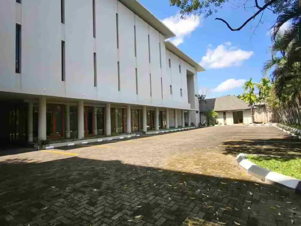Gedung disewakan jl Pettarani Makassar 2400 MTR