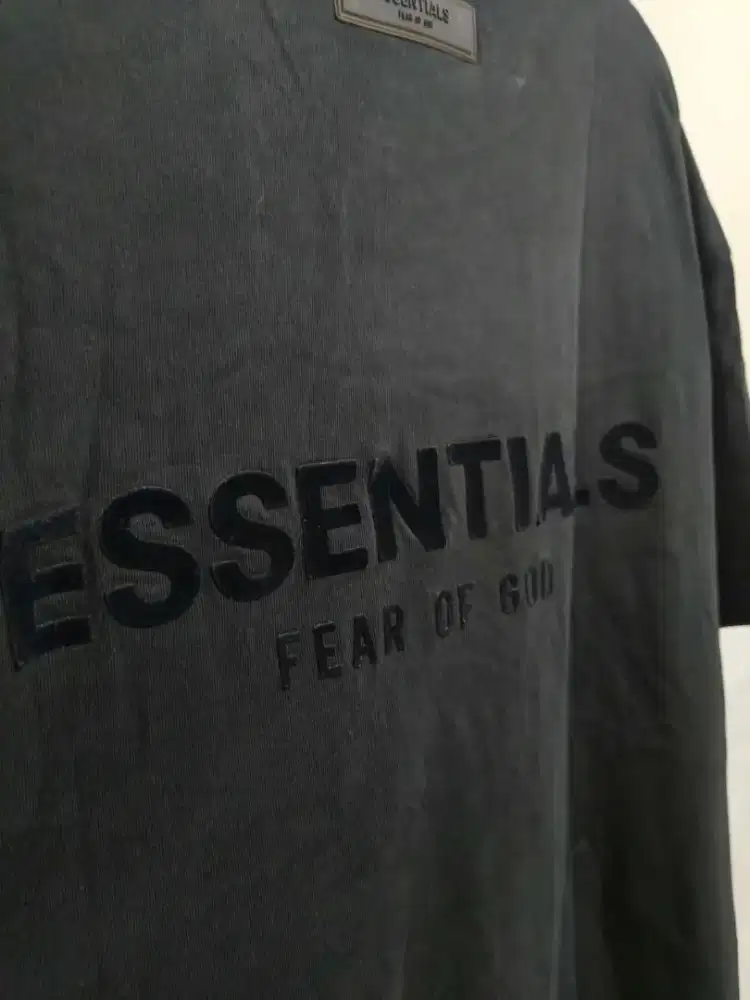 jual ajah nih Essentials lokal size s masih bagus