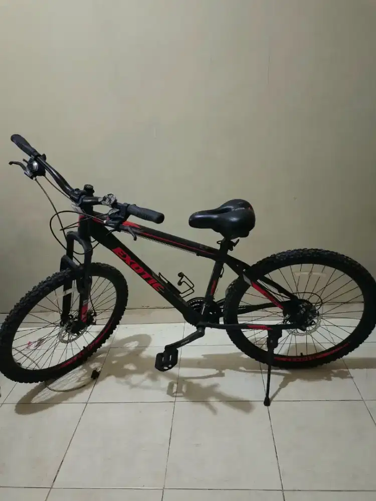 Sepeda gunung 
Bahan Aloy anti karat rem dobel  disk depan belakang