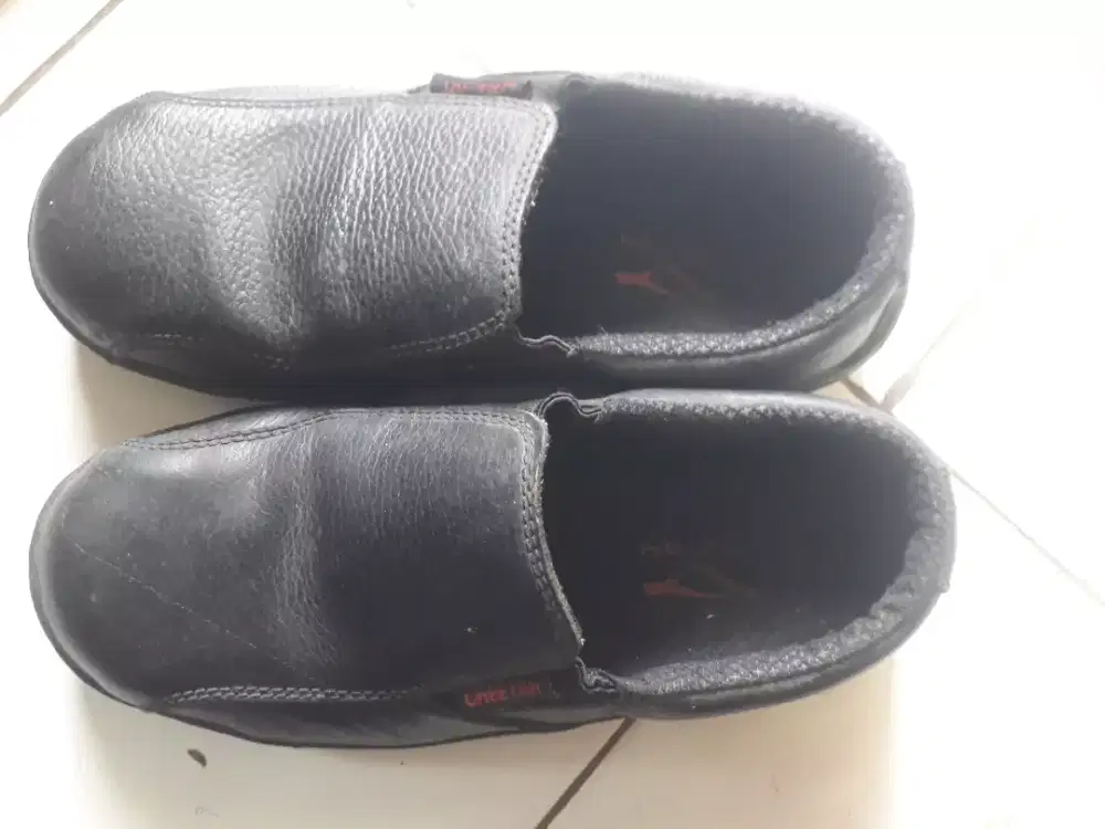 Sepatu safety ujung besi
