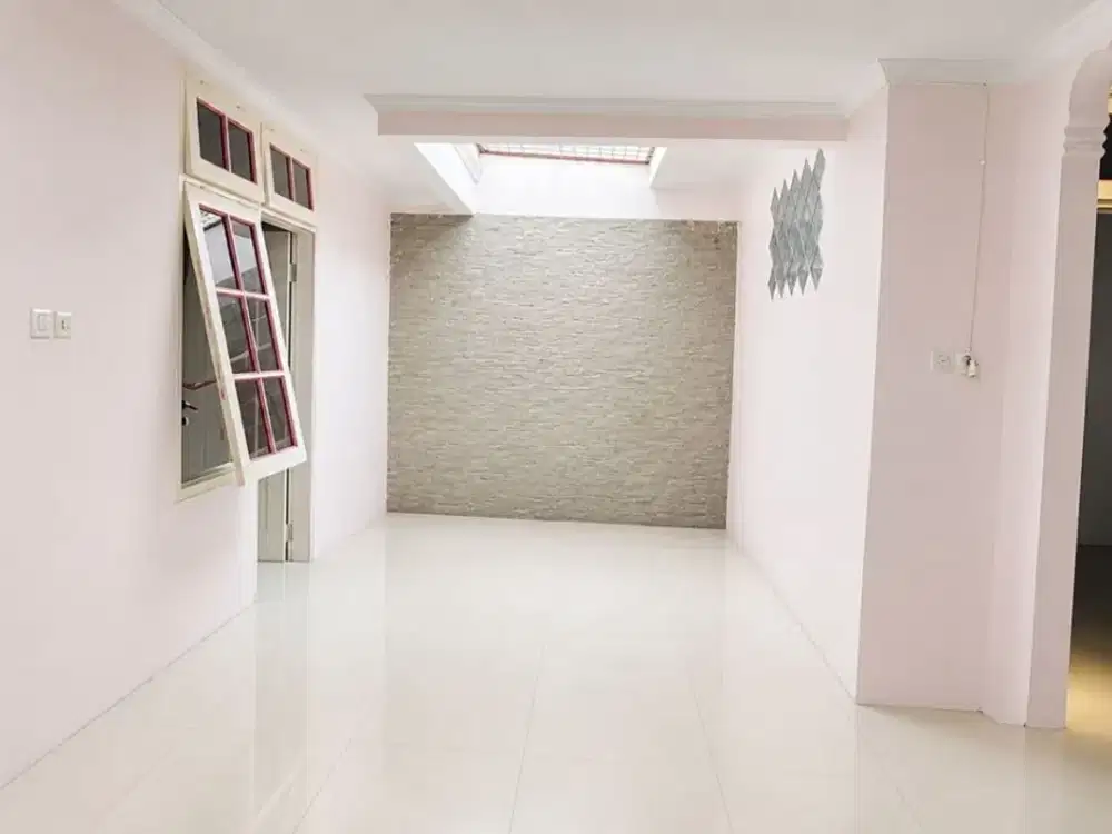 DIJUAL RUMAH STRATEGIS DI HARAPAN INDAH 1, BEKASI BARAT lokasi strategis, cocok untuk tempat tinggal maupun investasi.
