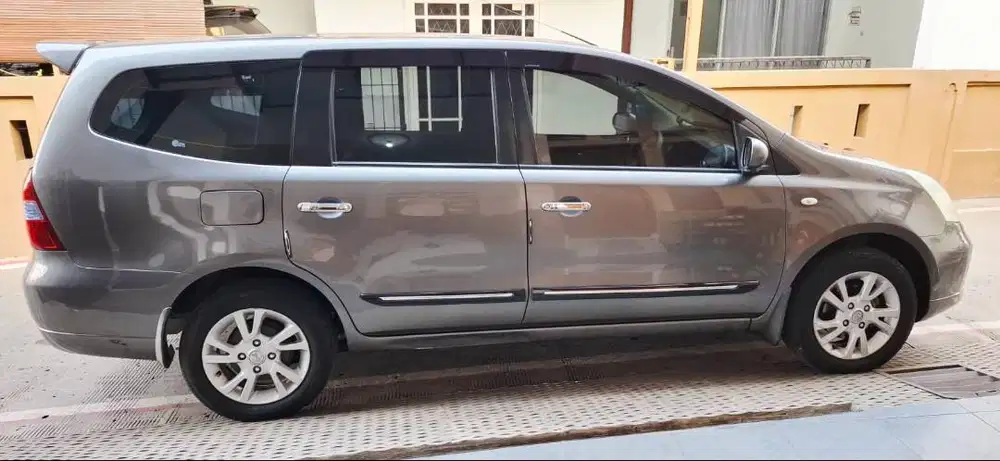 Nissan Grand Livina (2011)