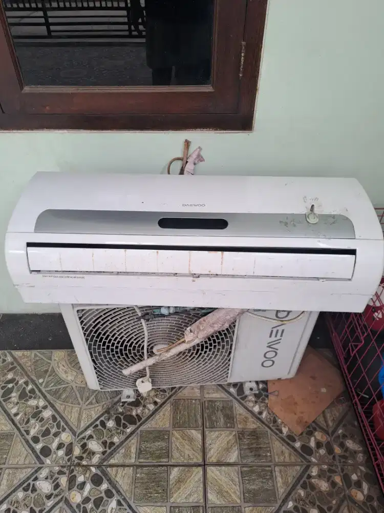 AC merk Daewoo 1 1/2 PK masih terawat dingin