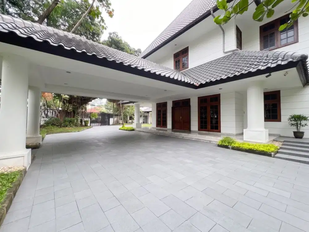RUMAH HOEK 2 LANTAI MENTENG JAKARTA PUSAT HUNIAN MEWAH NYAMAN STRATEGIS AKSES MUDAH PARKIR LUAS SEMI FURNISHED SIAP HUNI