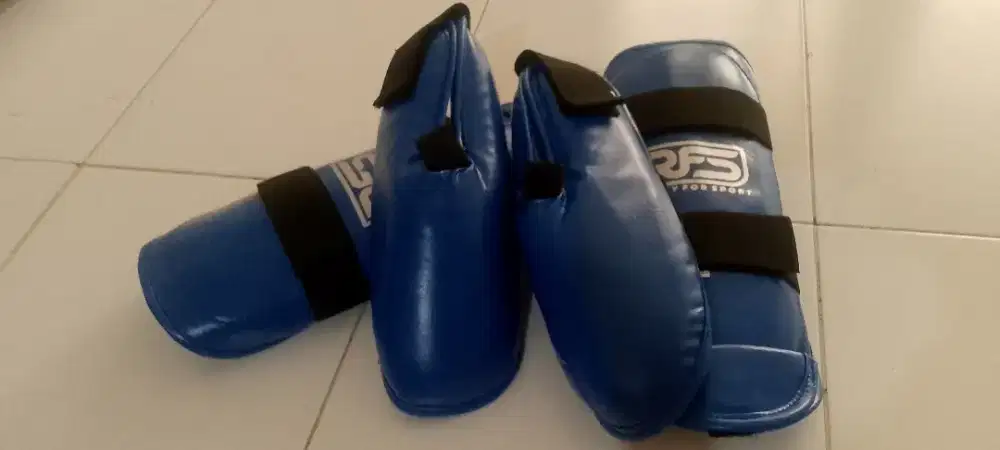 Dijual cepat pelindung kaki warna biru, bonus sabuk senkaido biru