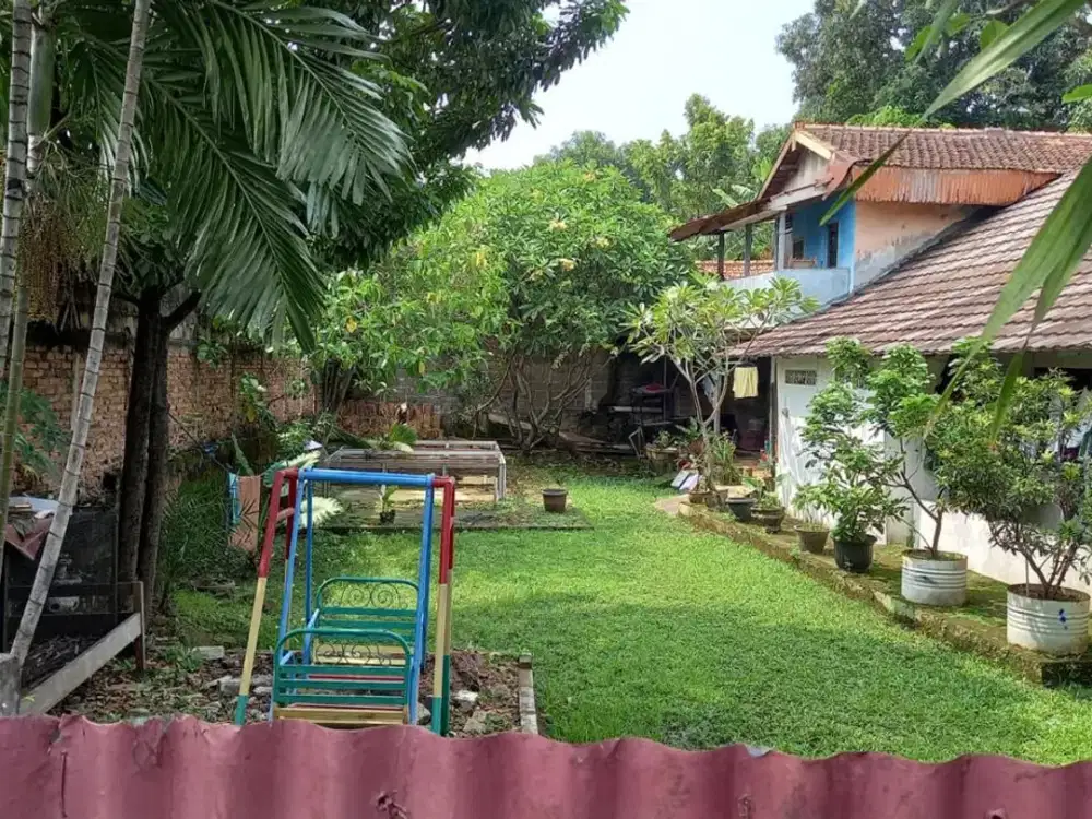 DIJUAL Rumah Lama Hitung Tanah yang Luas dengan Lokasi yang Sangat Strategis di Cilandak Barat
