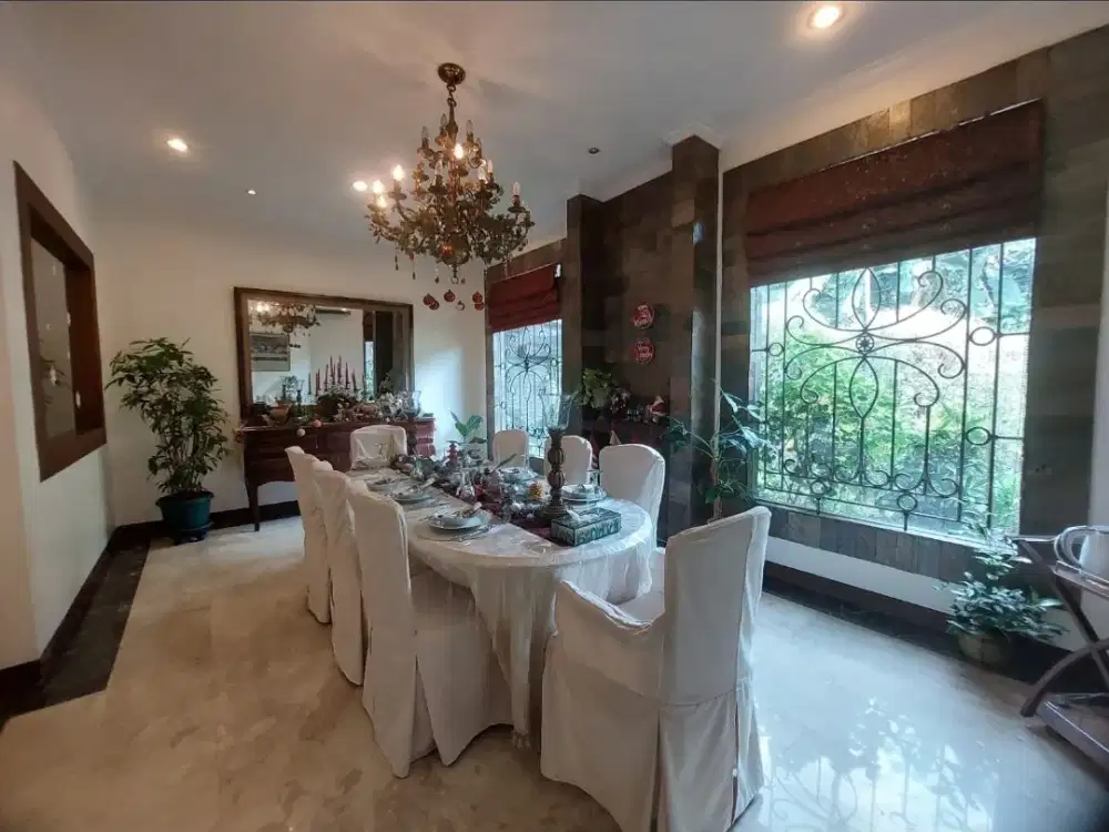 Dijual Segera !!! Jarang Ada... Rumah 2,5 Lantai Hook.....Siap Huni , Asri dan Strategis di Pulomas