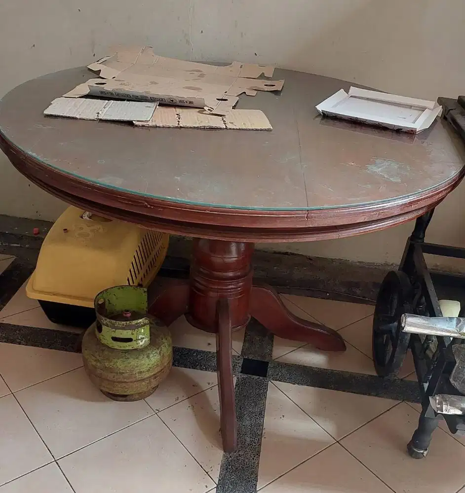 Meja Makan Bundar Kayu