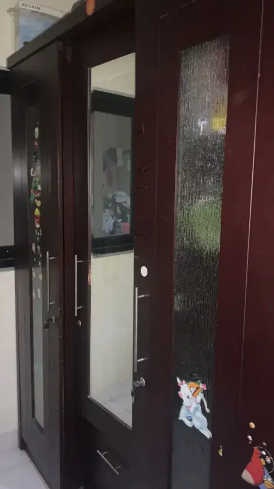 DIJUAL LEMARI PAKAIAN 3 PINTU — 2 LACI