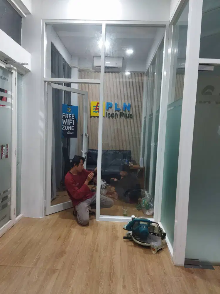 Partisi aluminium kaca