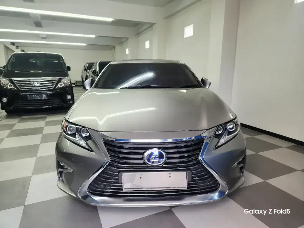 Antik, Lexus ES300H 2015 Kilometer 40 ribu Tangan Pertama full Record