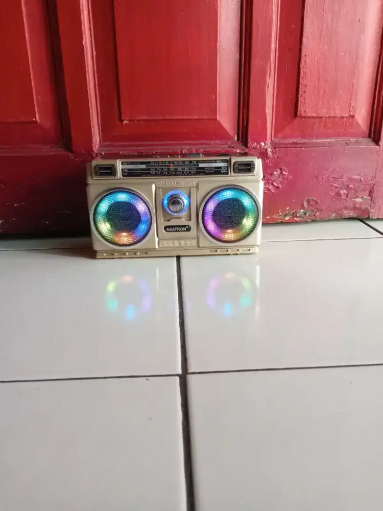 Radio Asatron warna putih