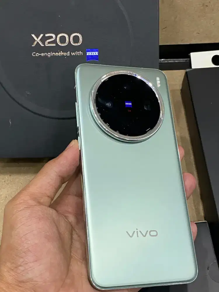 vivo x200 12/256 fullset orian semua
Mulus garansi on