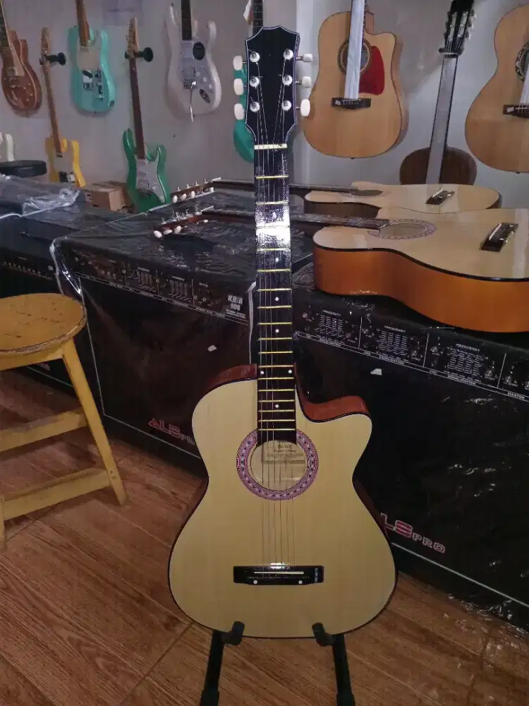 Gitar akustik yamaha pemula