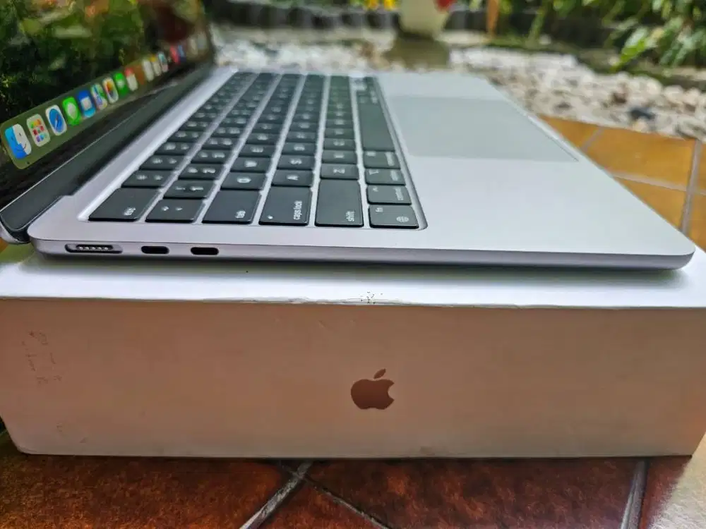 nyari laptop yang sama kaya di foto