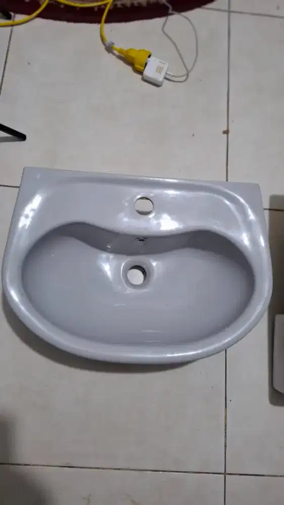 ​Dijual Wastafel Keramik Gantung Preloved Warna Abu-Abu Repainted