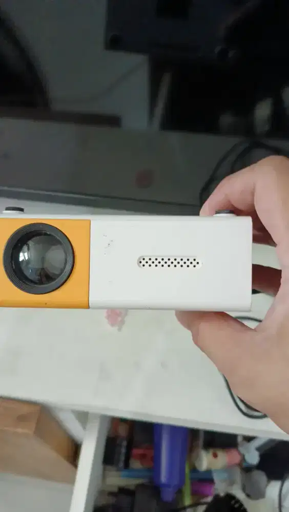 Proyektor mini baru beberapa kali pake