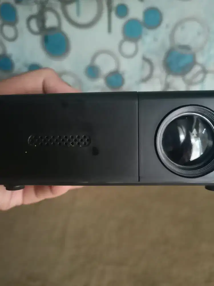 Dijual smart projector YG 300 kondisi msh bagus lengkap remot &dus