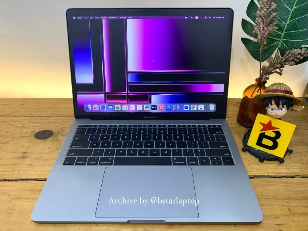 Macbook Pro Retina 13 inch 2017 Core i5 /8 /256 Desain Elegant
