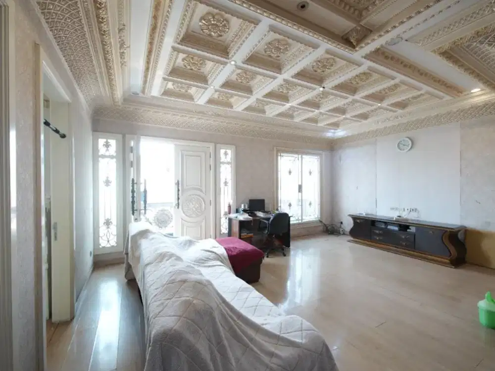 Rumah Cantik Classic Taman Palem European Classic Jakarta Barat