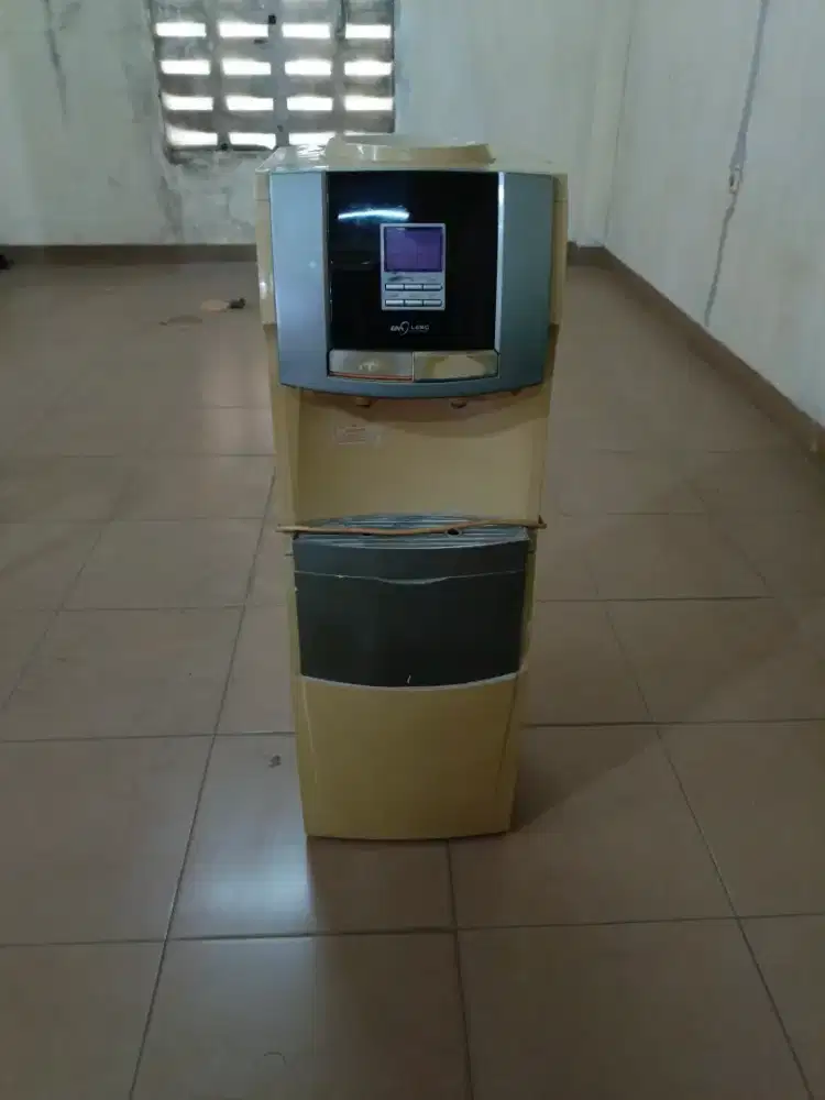 Dispenser tinggi