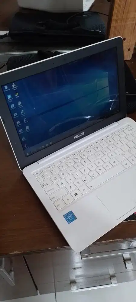 Laptop Asus e202S