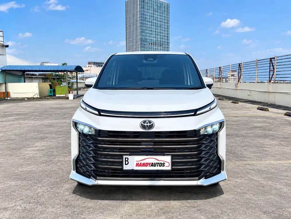 Toyota Voxy 2.0 2023 Automatic Putih Metalik