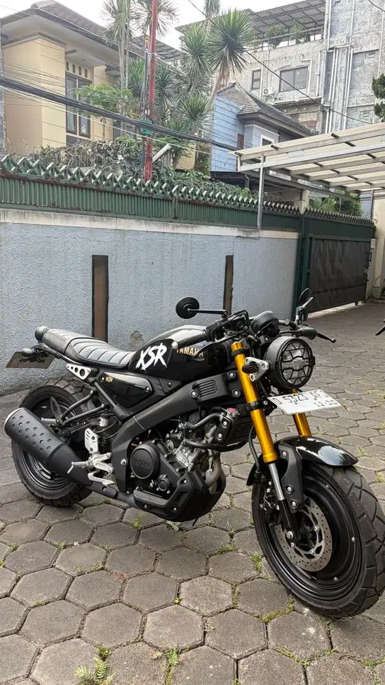 Yamaha XSR 155 HITAM GOLD