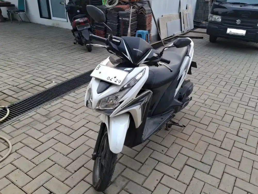 Vario 125 cc tahun  2014 KZR warna putih