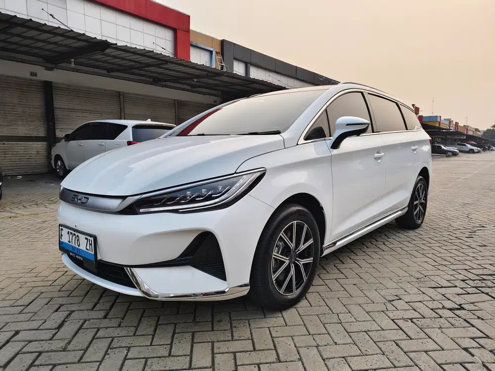 BYD M6 SUPERIOR EV AT 2025 LOW KM ONLY 3RB WHITE ON BROWN LIKE NEW TOP