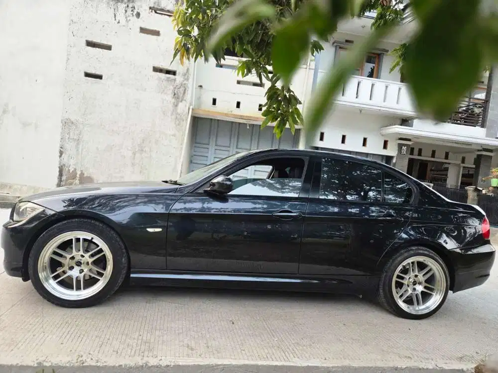 BMW 320i 2010 Bensin