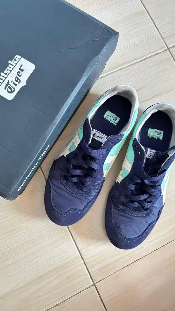 Preloved like new onitsuka serrano size 38