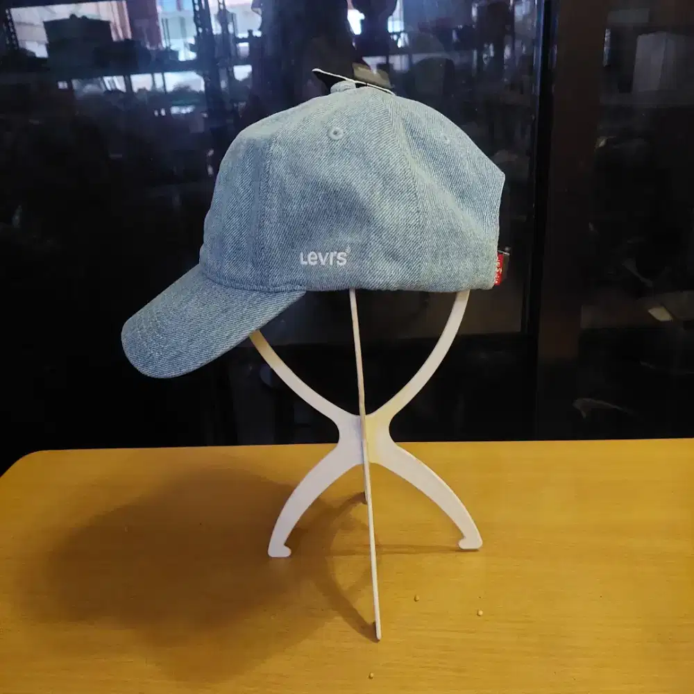 TOPI LEVI'S COWOK