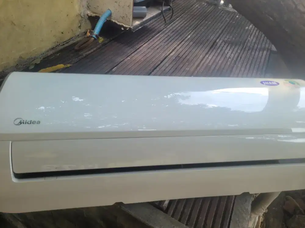Ac midea indoor 1pk baru dipake 2 bulan outdoor yg rusak