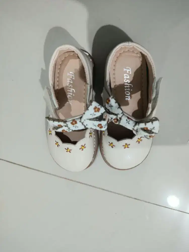 Preloved Sepatu Flat Kulit Anak